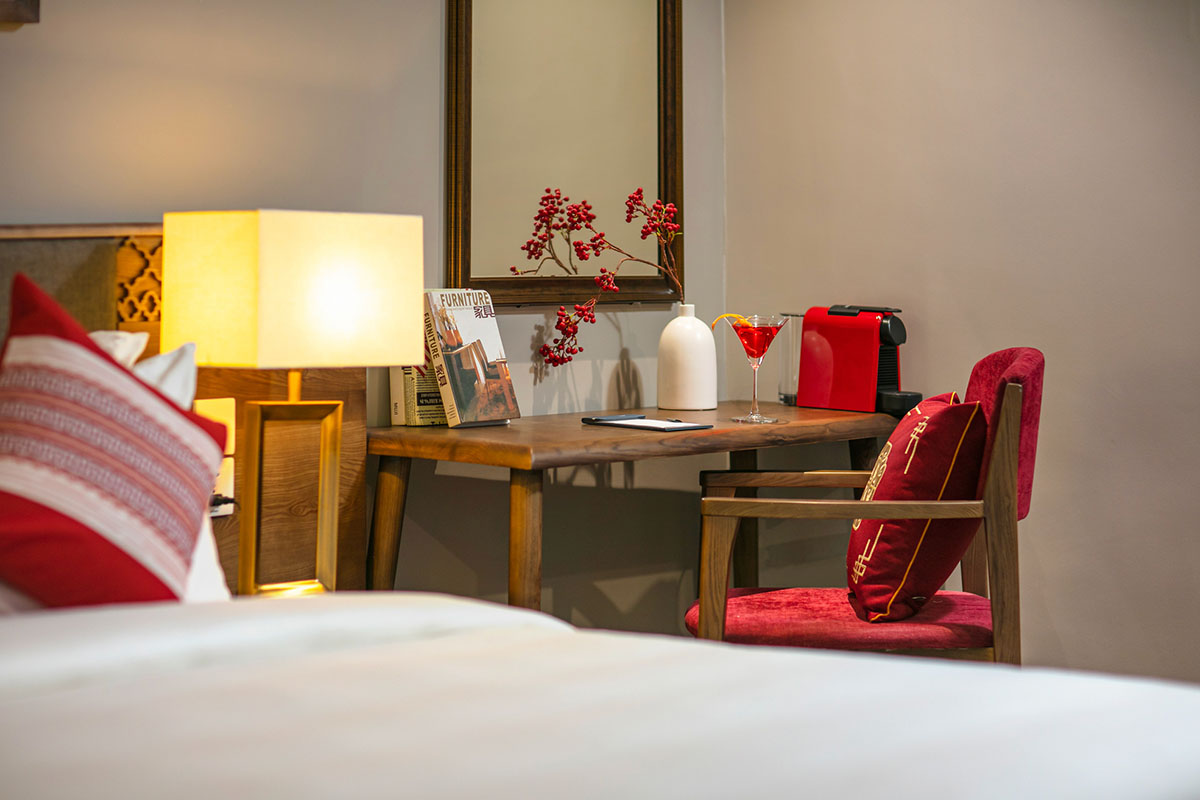 Seating corner in a room at DeLaSol Phat Linh Hotel Sapa with lamp and table