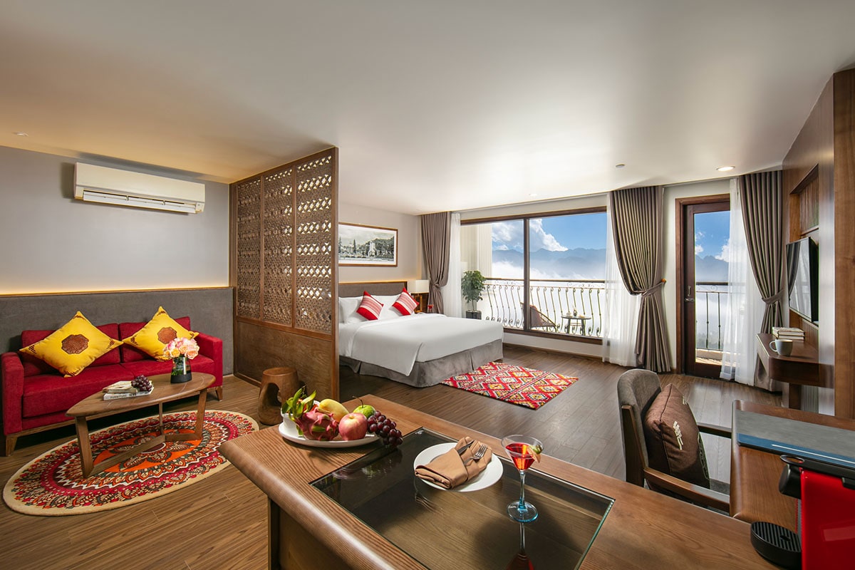 Spacious double room at DeLaSol Phat Linh Hotel Sapa with balcony and mountain view