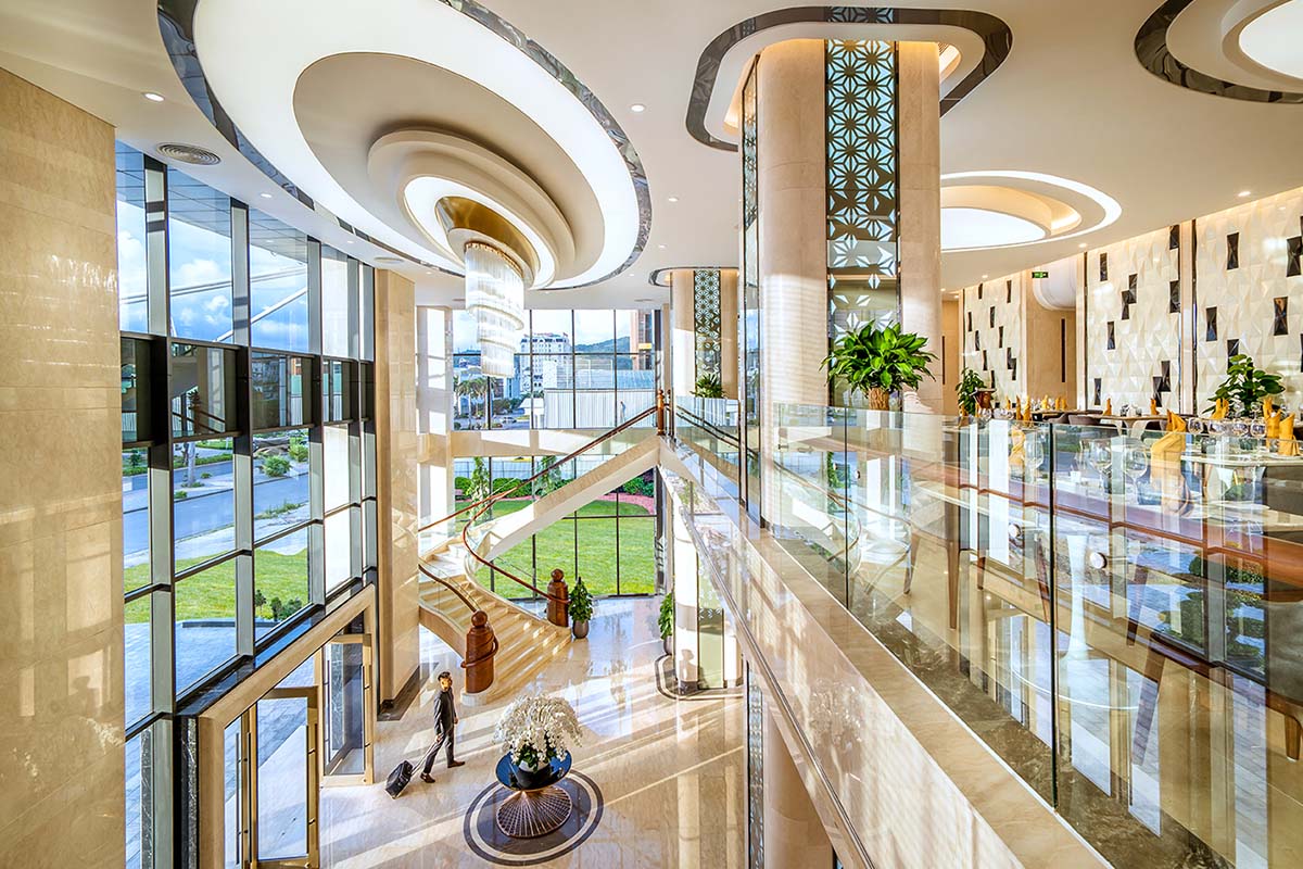 Foyer at Phat Linh Hotel Ha Long with modern architecture and large glass windows