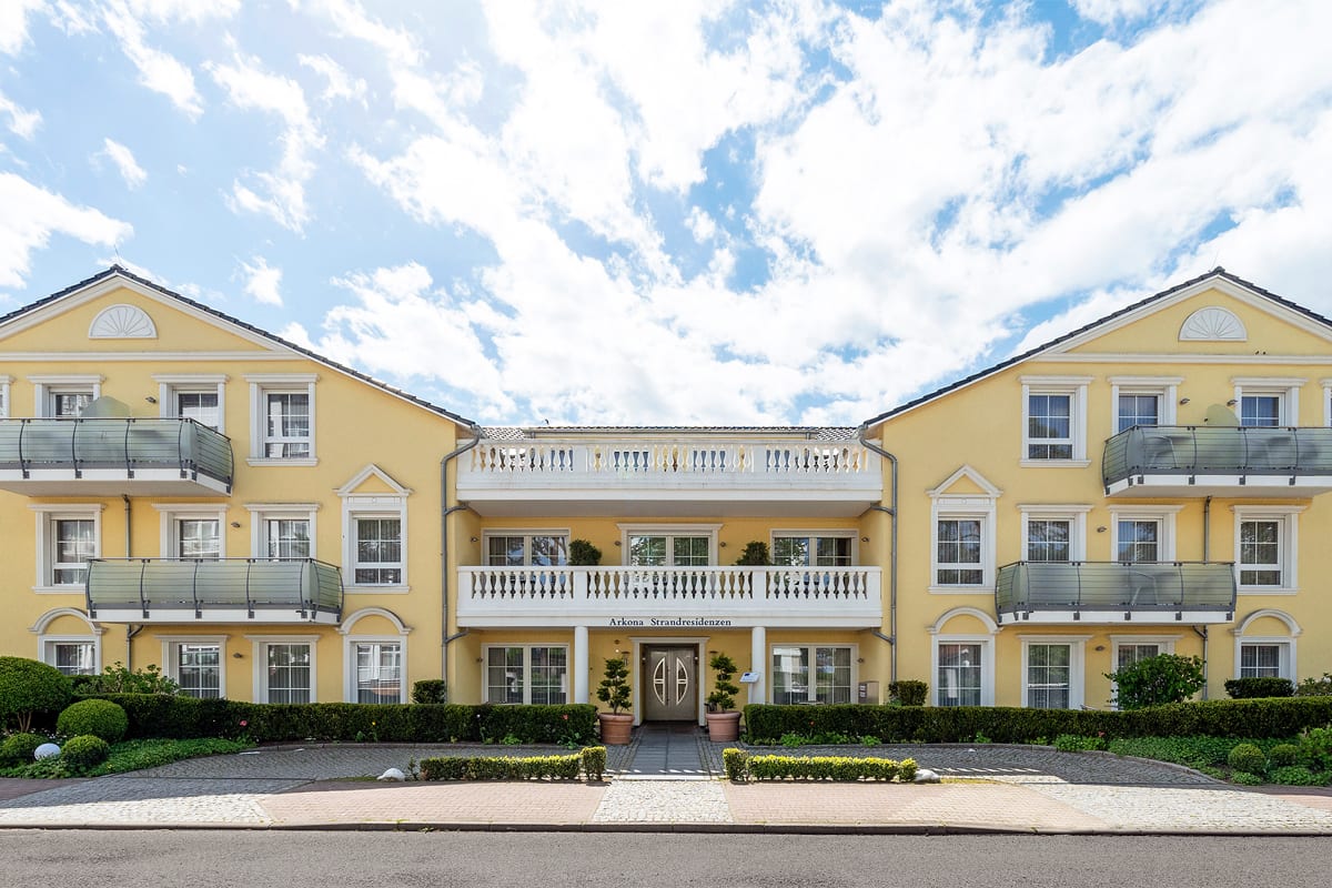 Facade of Arkona Strandresidenzen Binz apartment hotel on Rügen with balconies and central entrance