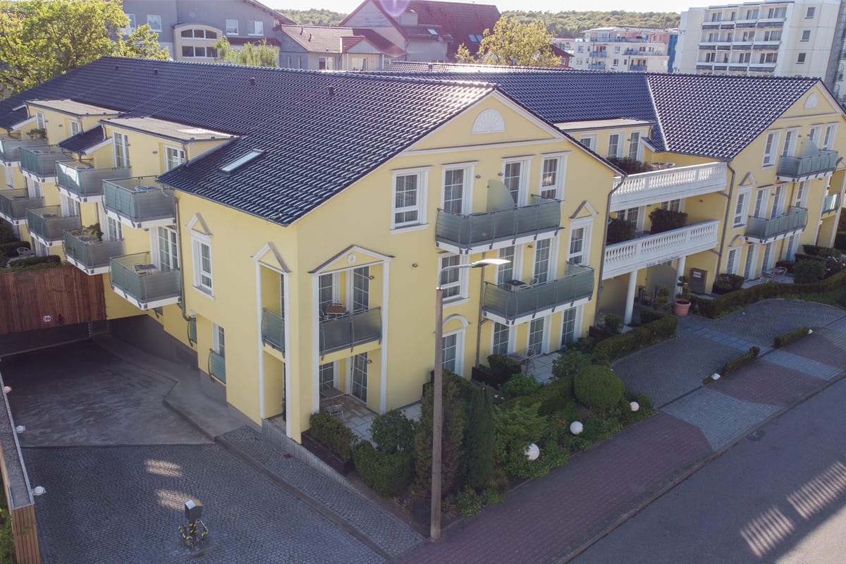 Luftaufnahme der Arkona Strandresidenzen Binz Aparthotel auf Rügen mit Balkonen und Innenhof