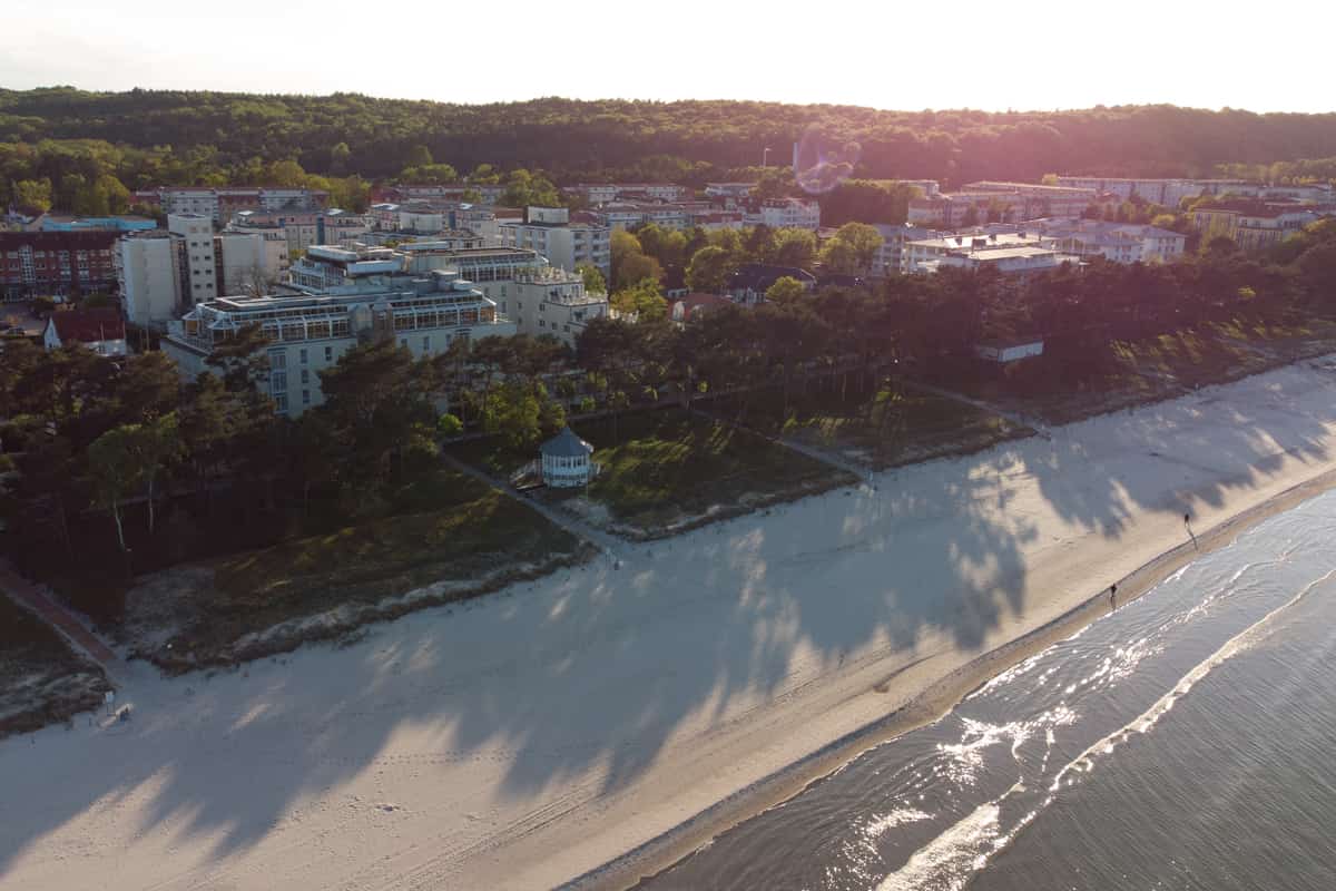 Beach and coastline of Binz on Rügen near Rugard Strandhotel seen from above
